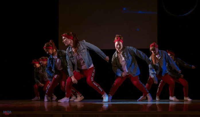 Estudiantes bailando Universidad Estatal de Tyumen